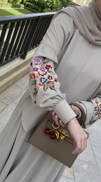 الحجاب الأكثر طلباً بتطريز الأكمام الفاخر💐
