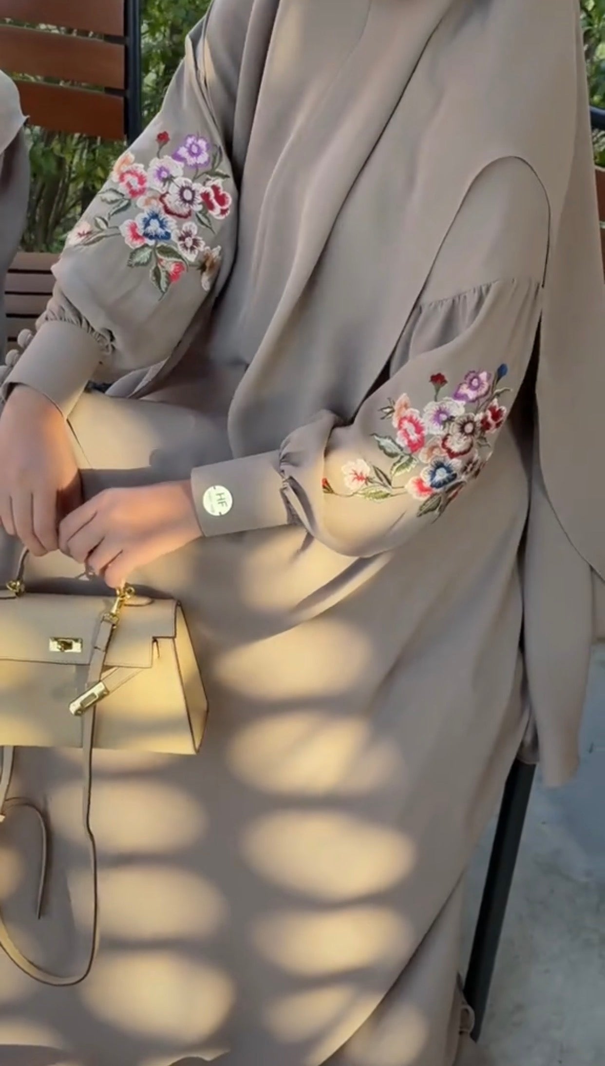 الحجاب الأكثر طلباً بتطريز الأكمام الفاخر💐
