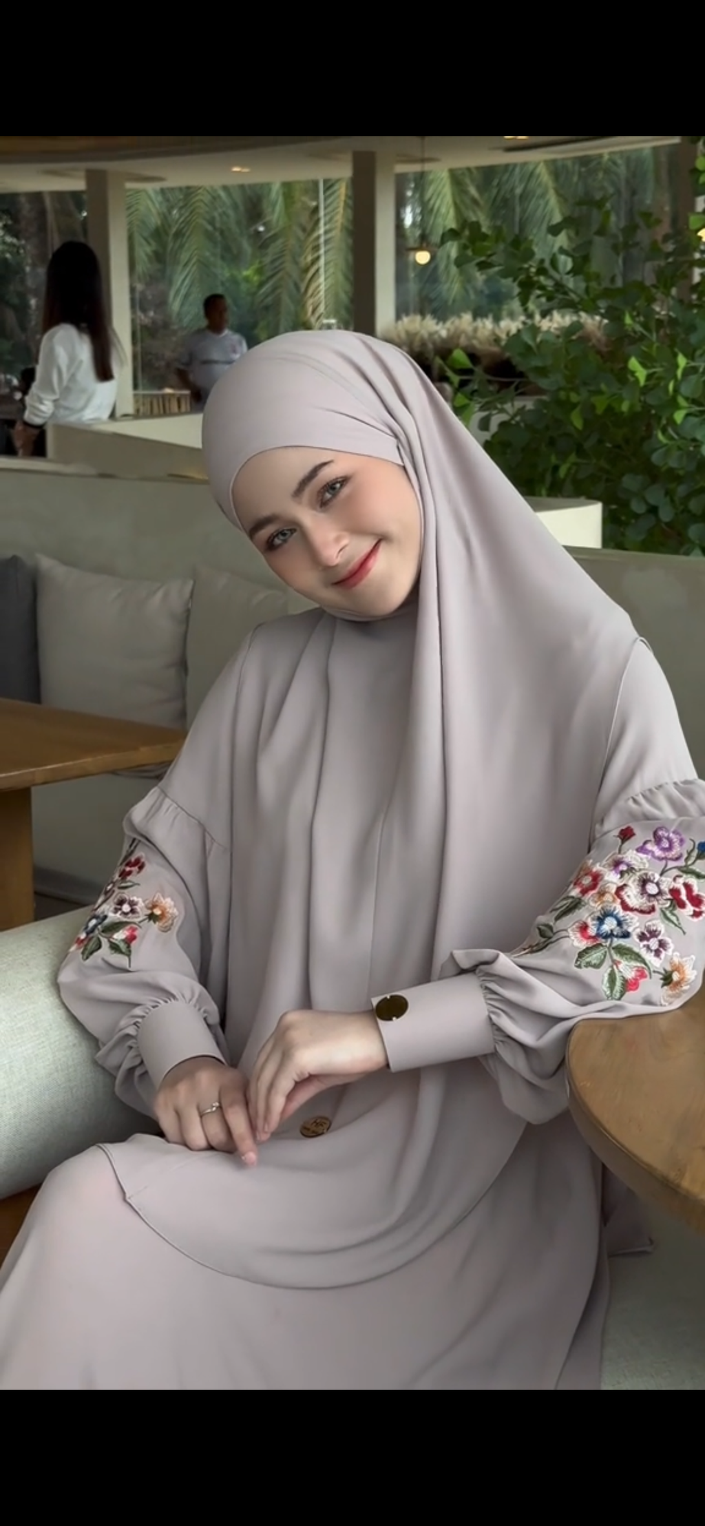 الحجاب الأكثر طلباً بتطريز الأكمام الفاخر💐
