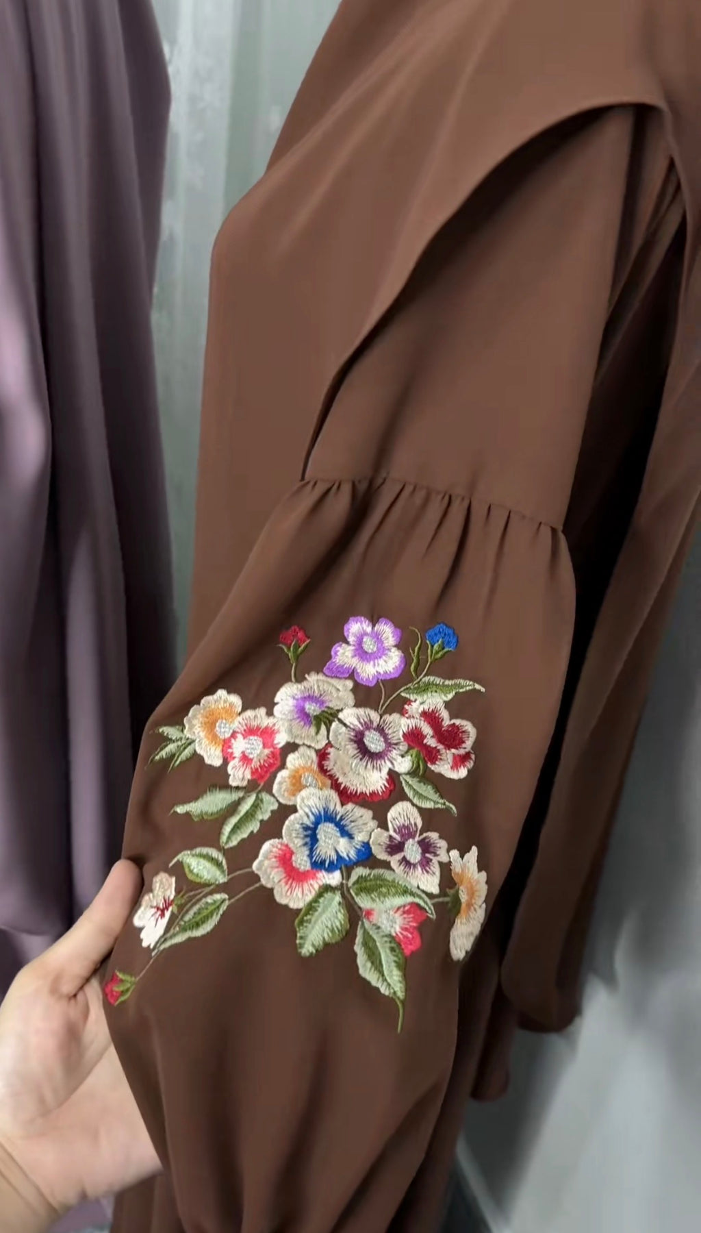 الحجاب الأكثر طلباً بتطريز الأكمام الفاخر💐
